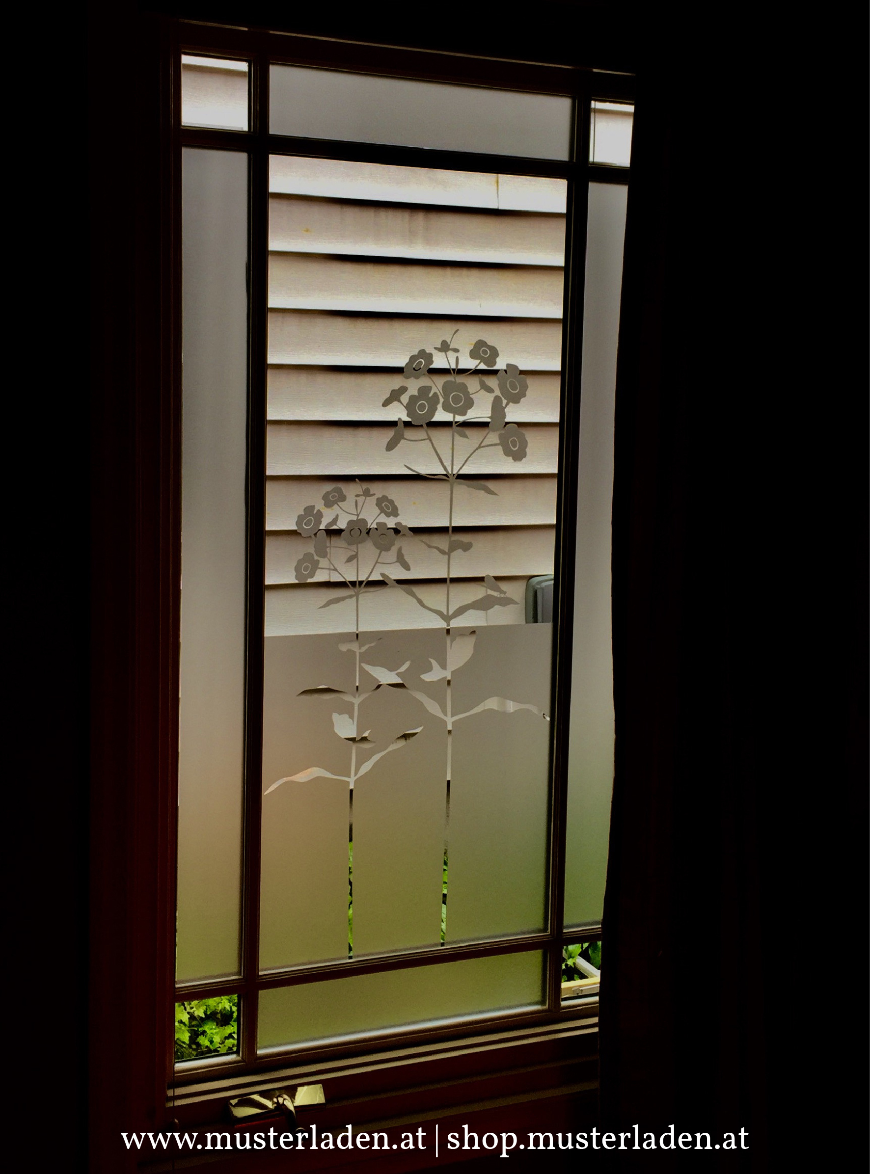 Fenster aus mehreren Glasscheiben, gestaltet mit Blumen Sichtschutz Folien