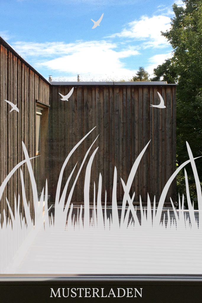 Sichtschutz Folien Motive - Wiese mit  Vögeln Musterladen