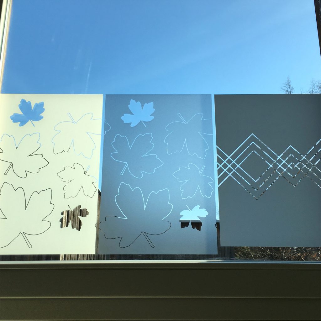Sichtschutz Folien Motive - Blätter und Zickzack Motiv am Fenster Musterladen