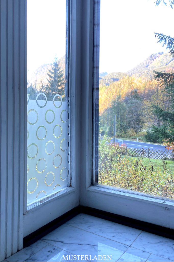 Fenster mit mehreren Glasscheiben, auf einer gibt es eine Sichtschutzfolie für Fenster mit geometrischem Motiv