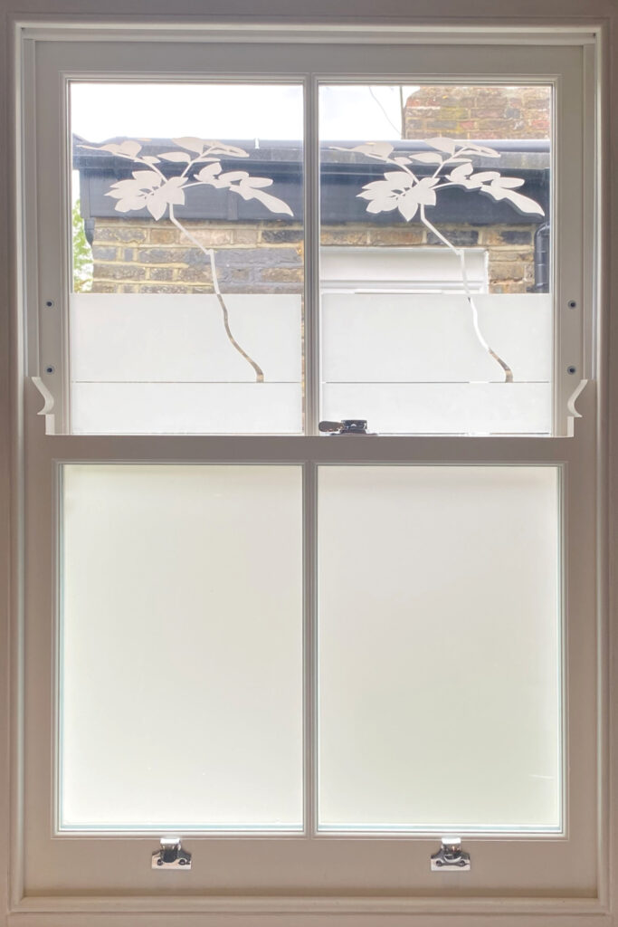 Badezimmer Fenster mit Sichtschutz Folie mit Baum Motiv