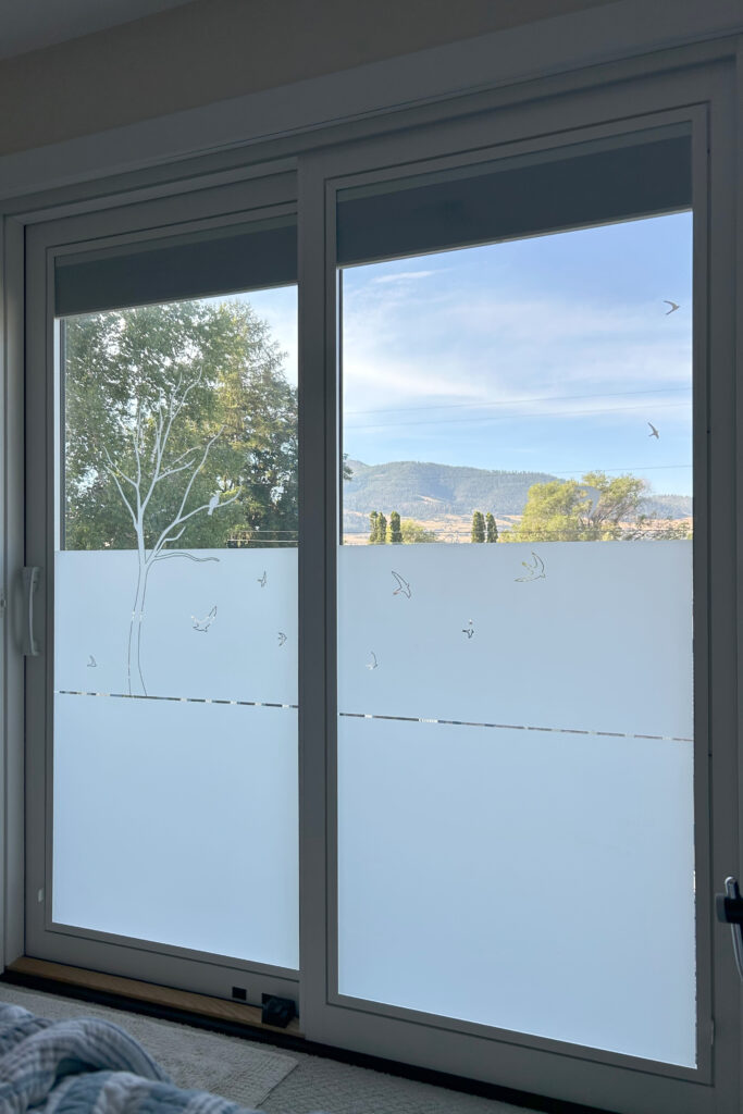 Sichtschutz für Terrassentür mit zwei Flügeln mit Baum und Vögeln. 