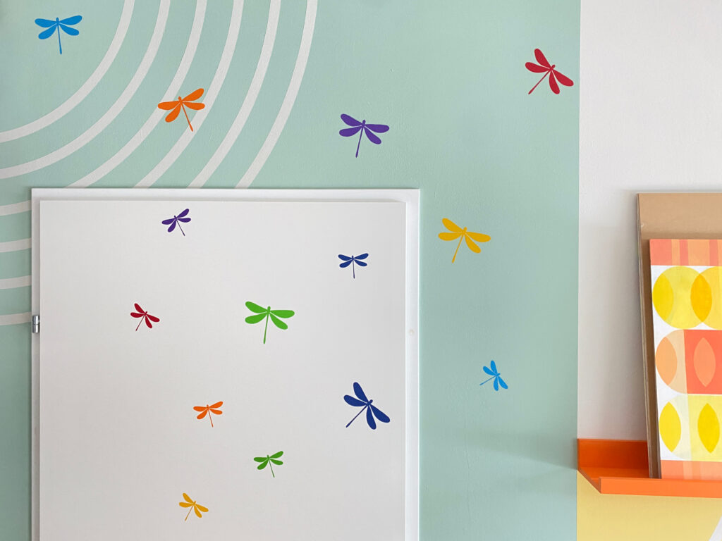 buntes Wandtattoo mit Libellen