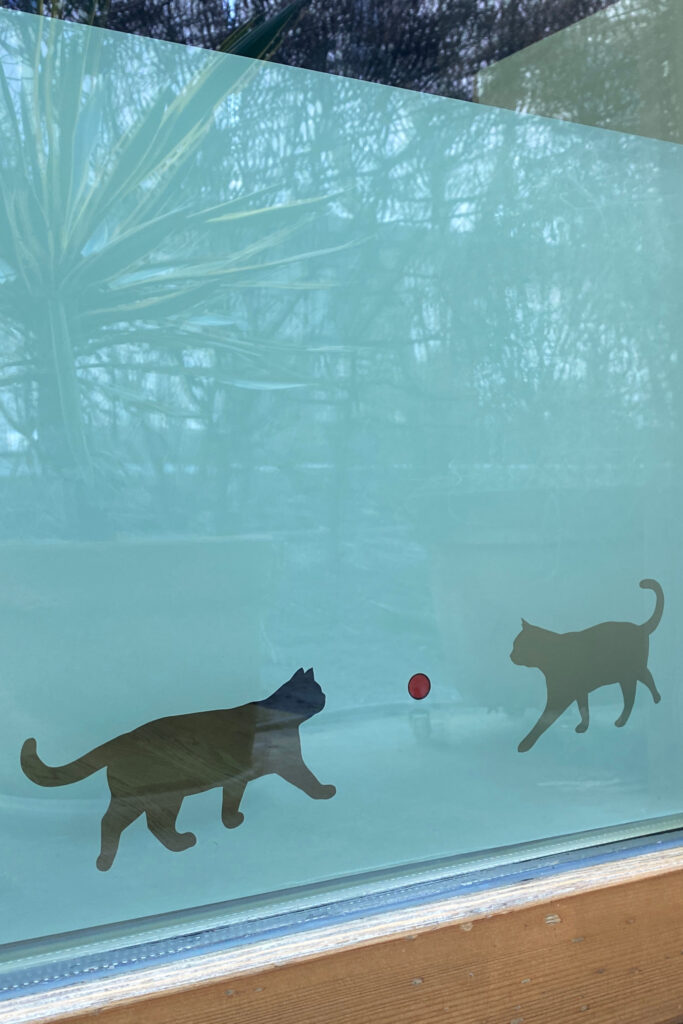 Fenster von außen mit Folie als Sichtschutz für Fenster